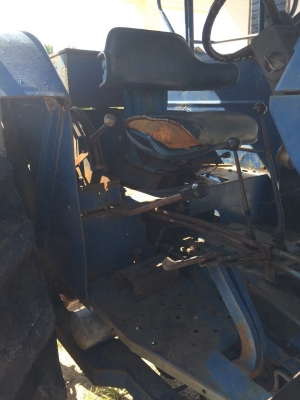 ขายรถไถ2เพลา FORD NEWHOLLAND 6640 เล่มทะเบียน  สนใจโทร 081-970-1072