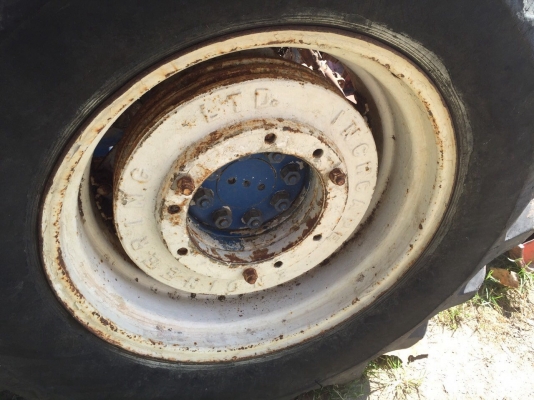 ขายรถไถ2เพลา FORD NEWHOLLAND 6640 เล่มทะเบียน  สนใจโทร 081-970-1072