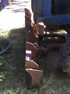 ขายรถไถ2เพลา FORD NEWHOLLAND 6640 เล่มทะเบียน  สนใจโทร 081-970-1072