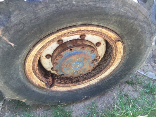 ขายรถไถ2เพลา FORD NEWHOLLAND 6640 เล่มทะเบียน  สนใจโทร 081-970-1072