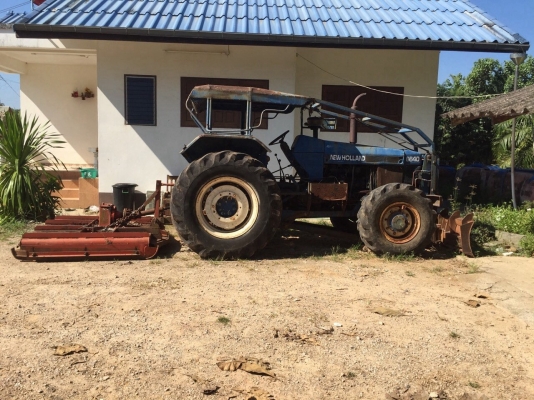 ขายรถไถ2เพลา FORD NEWHOLLAND 6640 เล่มทะเบียน  สนใจโทร 081-970-1072