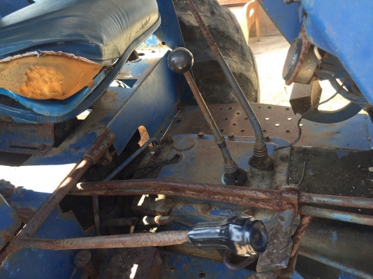 ขายรถไถ2เพลา FORD NEWHOLLAND 6640 เล่มทะเบียน  สนใจโทร 081-970-1072