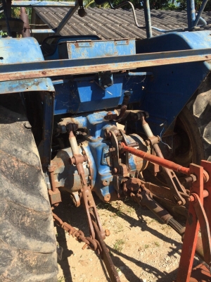 ขายรถไถ2เพลา FORD NEWHOLLAND 6640 เล่มทะเบียน  สนใจโทร 081-970-1072