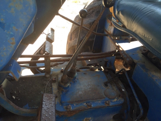 ขายรถไถ2เพลา FORD NEWHOLLAND 6640 เล่มทะเบียน  สนใจโทร 081-970-1072