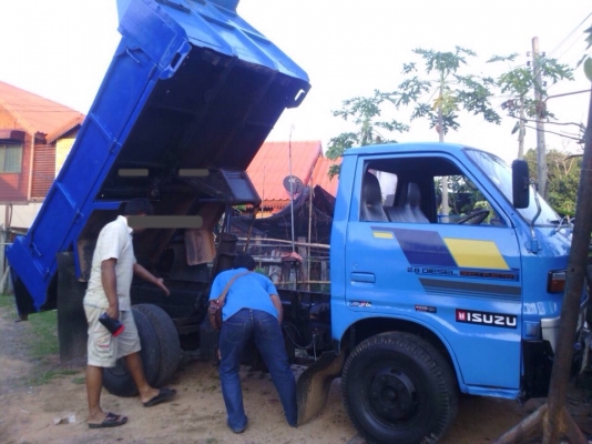 ISUZU TL 88 HP หกล้อดั๊มพ์ กระบะดั๊มพ์เหล็กขาด 3-4 คิวความยาว 3.20 เมตรสภาพสวยดีพร้อมบรรทุกได้เลย เครื่องแรงดีไม่มีเยิ้ม หัวเก๋งสวยบางเดิมไม่มีผุภายในเก๋งคอนโซลครบพร้อม พวงมาลัยธรรมดา ช่วงล่างเดิมๆคัชซีไม่มีบวม คานหน้ากับเฟืองท้าย 5 น็อต ยางสภาพดี 65\% พร้