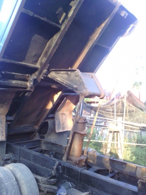 ISUZU TL 88 HP หกล้อดั๊มพ์ กระบะดั๊มพ์เหล็กขาด 3-4 คิวความยาว 3.20 เมตรสภาพสวยดีพร้อมบรรทุกได้เลย เครื่องแรงดีไม่มีเยิ้ม หัวเก๋งสวยบางเดิมไม่มีผุภายในเก๋งคอนโซลครบพร้อม พวงมาลัยธรรมดา ช่วงล่างเดิมๆคัชซีไม่มีบวม คานหน้ากับเฟืองท้าย 5 น็อต ยางสภาพดี 65\% พร้