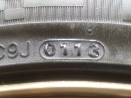 ขายแม็กCE28  4รู100  ขอบ16  7นิ้ว ET38 พร้อมยางKUMHO 205/45R16  ยางปี13 ดอกยางเต็มสวยลึกไม่แตกไม่ร้าวไม่กินข้าง  จำนวน 1  ชุด