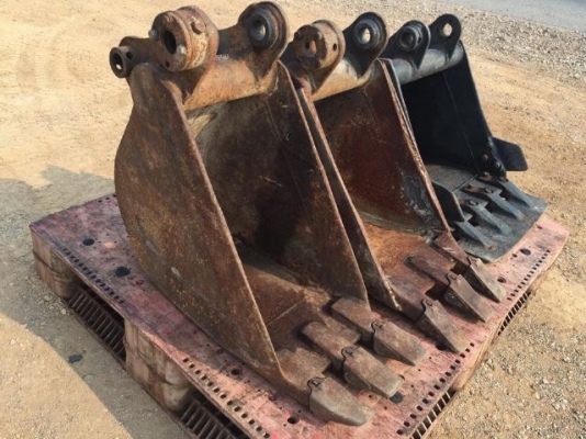 ขายบุ้งกี๋ ใช้กับ รถขุด KOMATSU PC30 นำเข้าจากญี่ปุ่น ติดต่อ 081-2990958/089-8368497 (เจ้าของขายเอง)