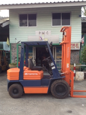 +++ ขายโฟล์คลิฟท์  TOYOTA 5FD25  ขนาด 2.5  ตัน  เครื่องยนต์ดีเซล  เสา  4  เมตร     เกียร์ธรรมดา   งา 1,070  มม.  ยางตันครับ   รถสภาพดี  พร้อมใช้ครับ +++