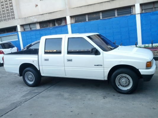 ขายด่วน ISUZU 4 ประตู สภาพสวยๆคับ ขายด่วน ISUZU 4 ประตู สภาพสวยๆคับ