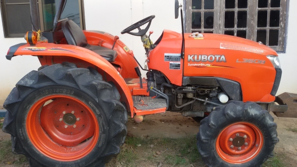 ขายรถไถL3608สภาพสวยมากขนาดยังไม้ได้ล้างยังสวยนนาดนี้ไมขึ้นแค่450ช.ม.ราคา285000บาท ตัวปล่าวไม้เคยไถไม้เคยปั่นนาเป็นรถอัดฟางครับสนใจโทร0813655997อำพร พาเจริญ