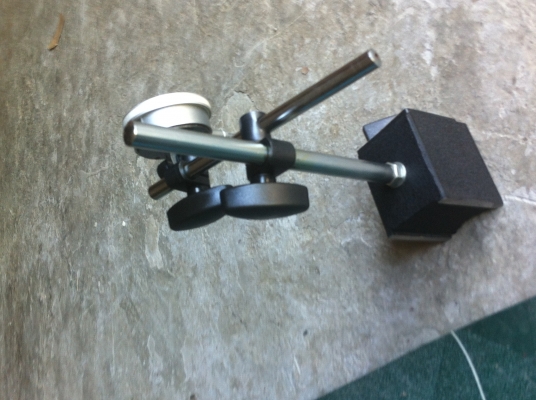 แท่นแม่เหล็กพร้อมไดอัลเกจ 0.01 มม. แท่นแม่เหล็กมีสองแกนปรับหมุนมุมต่างๆได้ แรงดูดยึดเกาะสูง