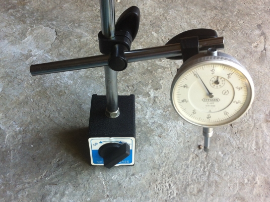 แท่นแม่เหล็กพร้อมไดอัลเกจ 0.01 มม. แท่นแม่เหล็กมีสองแกนปรับหมุนมุมต่างๆได้ แรงดูดยึดเกาะสูง