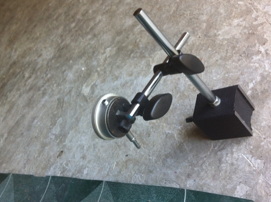 แท่นแม่เหล็กพร้อมไดอัลเกจ 0.01 มม. แท่นแม่เหล็กมีสองแกนปรับหมุนมุมต่างๆได้ แรงดูดยึดเกาะสูง