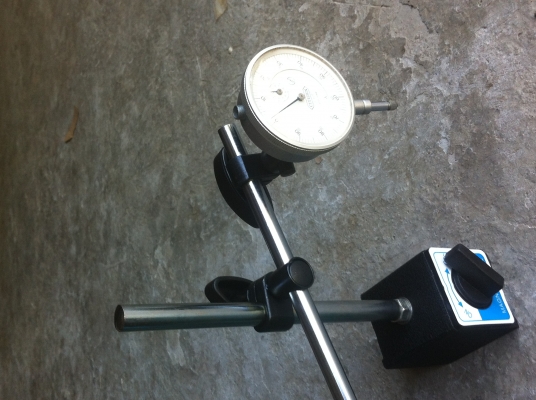 แท่นแม่เหล็กพร้อมไดอัลเกจ 0.01 มม. แท่นแม่เหล็กมีสองแกนปรับหมุนมุมต่างๆได้ แรงดูดยึดเกาะสูง