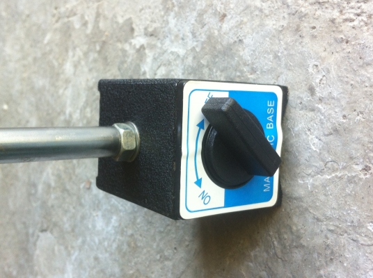 แท่นแม่เหล็กพร้อมไดอัลเกจ 0.01 มม. แท่นแม่เหล็กมีสองแกนปรับหมุนมุมต่างๆได้ แรงดูดยึดเกาะสูง