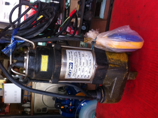 ปั็มน้ำแบบแช่ดูดโคลนได้ LUCKY PRO ขนาด1.5 นิ้ว กำลัง 170 W.ไฟ 220 V. ได้ปริมาณน้ำที่130 ลิตร/นาที