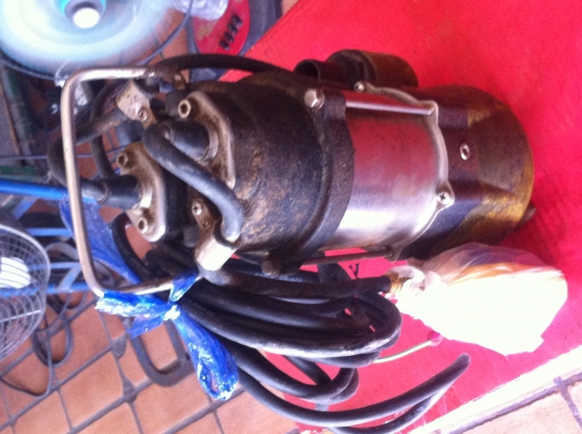 ปั็มน้ำแบบแช่ดูดโคลนได้ LUCKY PRO ขนาด1.5 นิ้ว กำลัง 170 W.ไฟ 220 V. ได้ปริมาณน้ำที่130 ลิตร/นาที