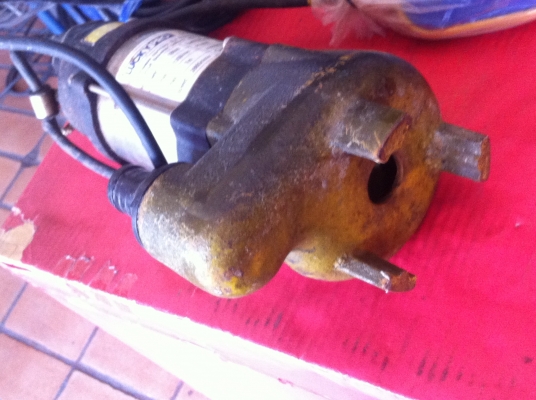 ปั็มน้ำแบบแช่ดูดโคลนได้ LUCKY PRO ขนาด1.5 นิ้ว กำลัง 170 W.ไฟ 220 V. ได้ปริมาณน้ำที่130 ลิตร/นาที