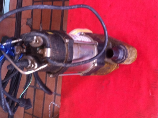 ปั็มน้ำแบบแช่ดูดโคลนได้ LUCKY PRO ขนาด1.5 นิ้ว กำลัง 170 W.ไฟ 220 V. ได้ปริมาณน้ำที่130 ลิตร/นาที