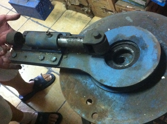 โต็ะดัดเหล็กแป๊ปกลมอย่างดี มีลูกล้อดัดให้ 4 ขนาด พร้อมอุปกรณ์ต่างๆ