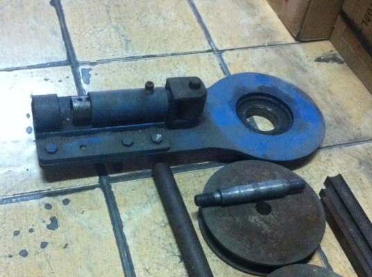 โต็ะดัดเหล็กแป๊ปกลมอย่างดี มีลูกล้อดัดให้ 4 ขนาด พร้อมอุปกรณ์ต่างๆ