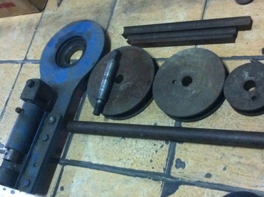 โต็ะดัดเหล็กแป๊ปกลมอย่างดี มีลูกล้อดัดให้ 4 ขนาด พร้อมอุปกรณ์ต่างๆ