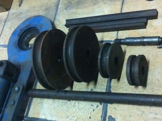 โต็ะดัดเหล็กแป๊ปกลมอย่างดี มีลูกล้อดัดให้ 4 ขนาด พร้อมอุปกรณ์ต่างๆ