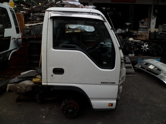 ขายหัวเก๋ง nkr ติดเครื่องยนต์ 4HL1พร้อมเกียร์อุปกรณ์ครบๆ