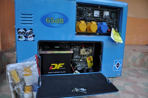 ขายเครื่องปั่นไฟ 5kw.ดีเซลสตาร์ทไฟฟ้า(ตู้เก็บเสียง) เปิดตู้ติดมา1ตัว ขาย38,000บาท!!!