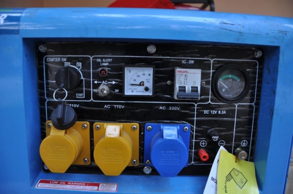 ขายเครื่องปั่นไฟ 5kw.ดีเซลสตาร์ทไฟฟ้า(ตู้เก็บเสียง) เปิดตู้ติดมา1ตัว ขาย38,000บาท!!!