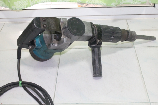 เครื่องสกัดคอนกรีตยี่ห้อ makita รุ่น hm0810Tสภาพดีพร้อมใช้งานครับ