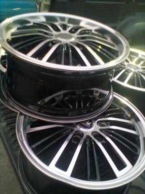 ปรับราคาใหม่ขายแม็ก 6 รู  ขอบ17 ขนาด 7.5 นิ้ว พร้อมน๊อต 24 ตัว ใช้งานมา 6 เดือน  รวม 4 วง