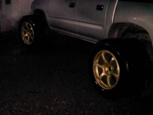 ลดราคาอีก2200ด่วนๆเลยครับขายยาง ปิสโตน265/60/18ปี09  4เส้นสวยๆครับ