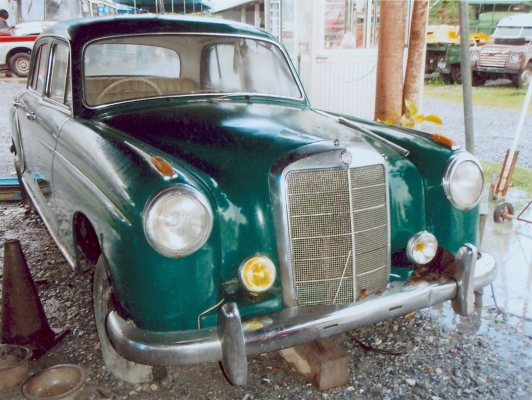 ขายด่วน!!! รถโบราณ Benz 190 สีเขียว!!