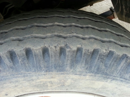 รถฮีโน่ 6 ล้อดั้ม 220 แรงม้า. ปี 55  ( รถวิ่ง 4x,xxx กม. )  สนใจติดต่อ  081 - 6079515