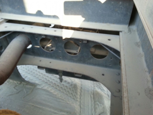 รถฮีโน่ 6 ล้อดั้ม 220 แรงม้า. ปี 55  ( รถวิ่ง 4x,xxx กม. )  สนใจติดต่อ  081 - 6079515