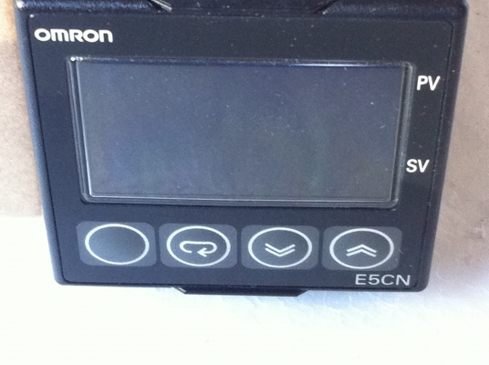 เครื่องควบคุมอณหภูมิ TEMPERATURE CONTROLLER ยี่ห้อ OMRON