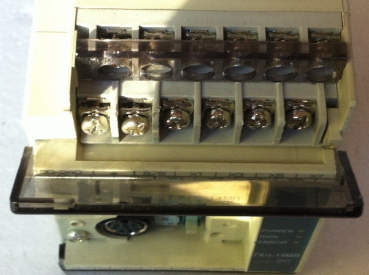 PLC ยี่ห้อ MITSUBISHI  รุ่น FX1s-14MR ใช้ไฟได้ตั้งแต่ 100- 240 V.