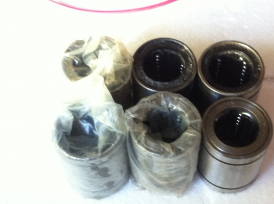 Linear Bushings ขนาดใช้กับเพลา 20 มม.ใช้ในการนำเลื่อนเคลื่อนที่ไปในแนวแกนเชิงเส้น