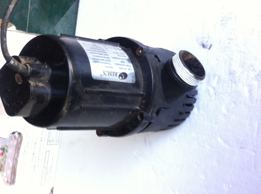 ปั็มน้ำแบบแช่ RESUN ขนาด1.5 นิ้ว กำลัง 250 W.ไฟ 220 V. ได้ปริมาณน้ำที่18000 ลิตร/ชั่วโมง น้ำขึ้นสูง 6 ม.