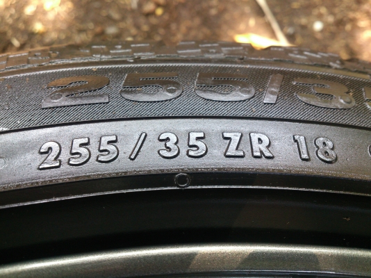 ขายแม็กขอบ18  5รู114.3  หน้า9.5  หลัง10.5 พร้อมยาง 225/40R18 และ 255/35R18 ยางปี 11  ดอกยางเต็มสวยลึกเท่ากันไม่กินข้างไม่ร้าวไม่แตกลาย  จำนวน 1  ชุด