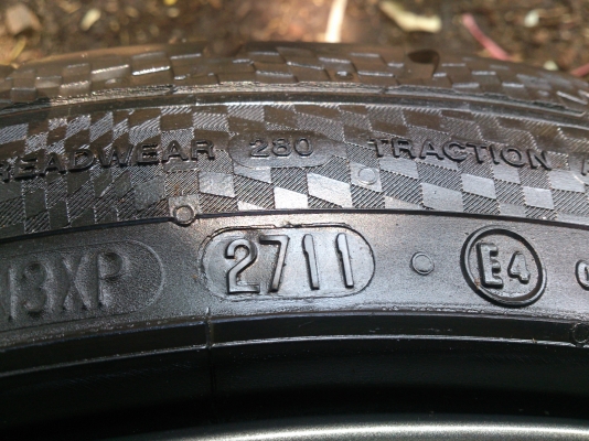 ขายแม็กขอบ18  5รู114.3  หน้า9.5  หลัง10.5 พร้อมยาง 225/40R18 และ 255/35R18 ยางปี 11  ดอกยางเต็มสวยลึกเท่ากันไม่กินข้างไม่ร้าวไม่แตกลาย  จำนวน 1  ชุด