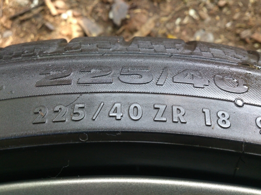 ขายแม็กขอบ18  5รู114.3  หน้า9.5  หลัง10.5 พร้อมยาง 225/40R18 และ 255/35R18 ยางปี 11  ดอกยางเต็มสวยลึกเท่ากันไม่กินข้างไม่ร้าวไม่แตกลาย  จำนวน 1  ชุด
