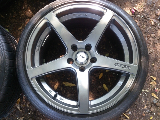 ขายแม็กขอบ18  5รู114.3  หน้า9.5  หลัง10.5 พร้อมยาง 225/40R18 และ 255/35R18 ยางปี 11  ดอกยางเต็มสวยลึกเท่ากันไม่กินข้างไม่ร้าวไม่แตกลาย  จำนวน 1  ชุด