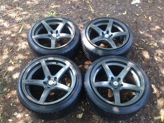 ขายแม็กขอบ18  5รู114.3  หน้า9.5  หลัง10.5 พร้อมยาง 225/40R18 และ 255/35R18 ยางปี 11  ดอกยางเต็มสวยลึกเท่ากันไม่กินข้างไม่ร้าวไม่แตกลาย  จำนวน 1  ชุด