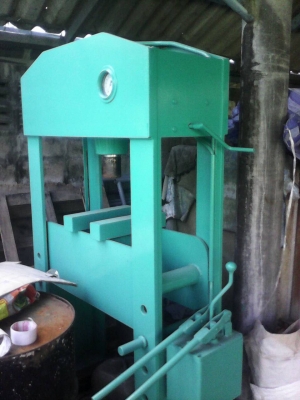 ขายแท่นอัดไฮโดรลิค100ตันพร้อมใช้ครับ