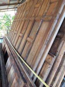 ฝาไม้สักเรือนไทยเก่าเก็บเป็นฝาใหม่เก่าเก็บเมื่อ 8  ปีที่แล้วครับไม้สักลูกฟัก 2  หน้าครับ  มีทั้งหมด 54 ฝาครับกว้างประมาณ 2.7-.28  เมตร สูง 3-3.80  เมตรครับ  สนใจสอบถามได้ครับ