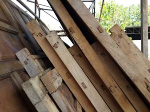 ฝาไม้สักเรือนไทยเก่าเก็บเป็นฝาใหม่เก่าเก็บเมื่อ 8  ปีที่แล้วครับไม้สักลูกฟัก 2  หน้าครับ  มีทั้งหมด 54 ฝาครับกว้างประมาณ 2.7-.28  เมตร สูง 3-3.80  เมตรครับ  สนใจสอบถามได้ครับ