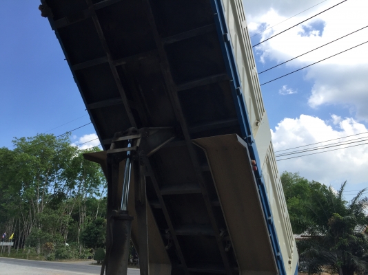 10ล้อดั้มHino Fm1m. 320แรง...วางเครื่องP11c.  มีระบบลากพ่วง. รถสวยมาก...รถบรรทุกถังน้ำยางไม่ได้บรรทุกดิน